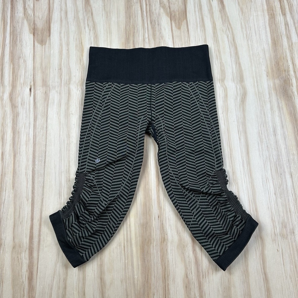 Lululemon In the Flow Crop II Leggings Size 8 Black Green Chevron Pattern